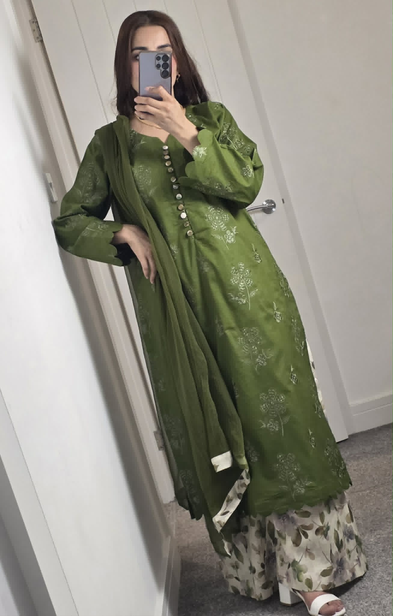 Uznau Embroidered Lawn Three Piece Suit UZ-LWN-GR014