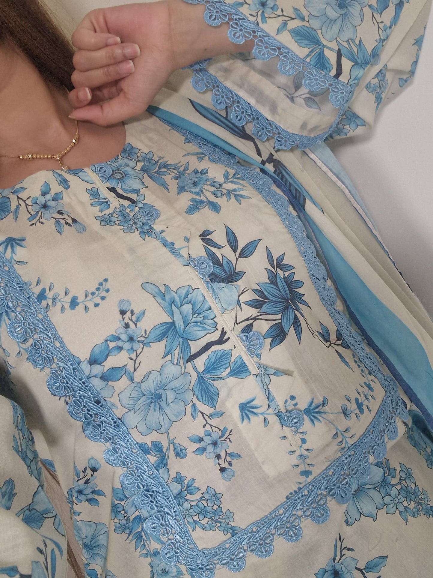 Uznau Lawn Three Piece Suit With Farshi Shalwar UZ-LWN-BLU014