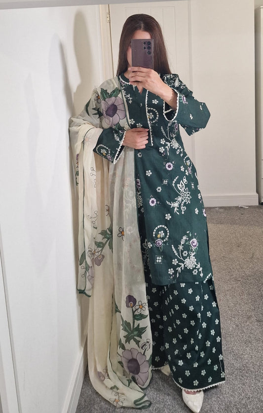 Uznau Lawn Three Piece Suit With Farshi Shalwar and Chifoon Dupatta UZ-LWN-GR02