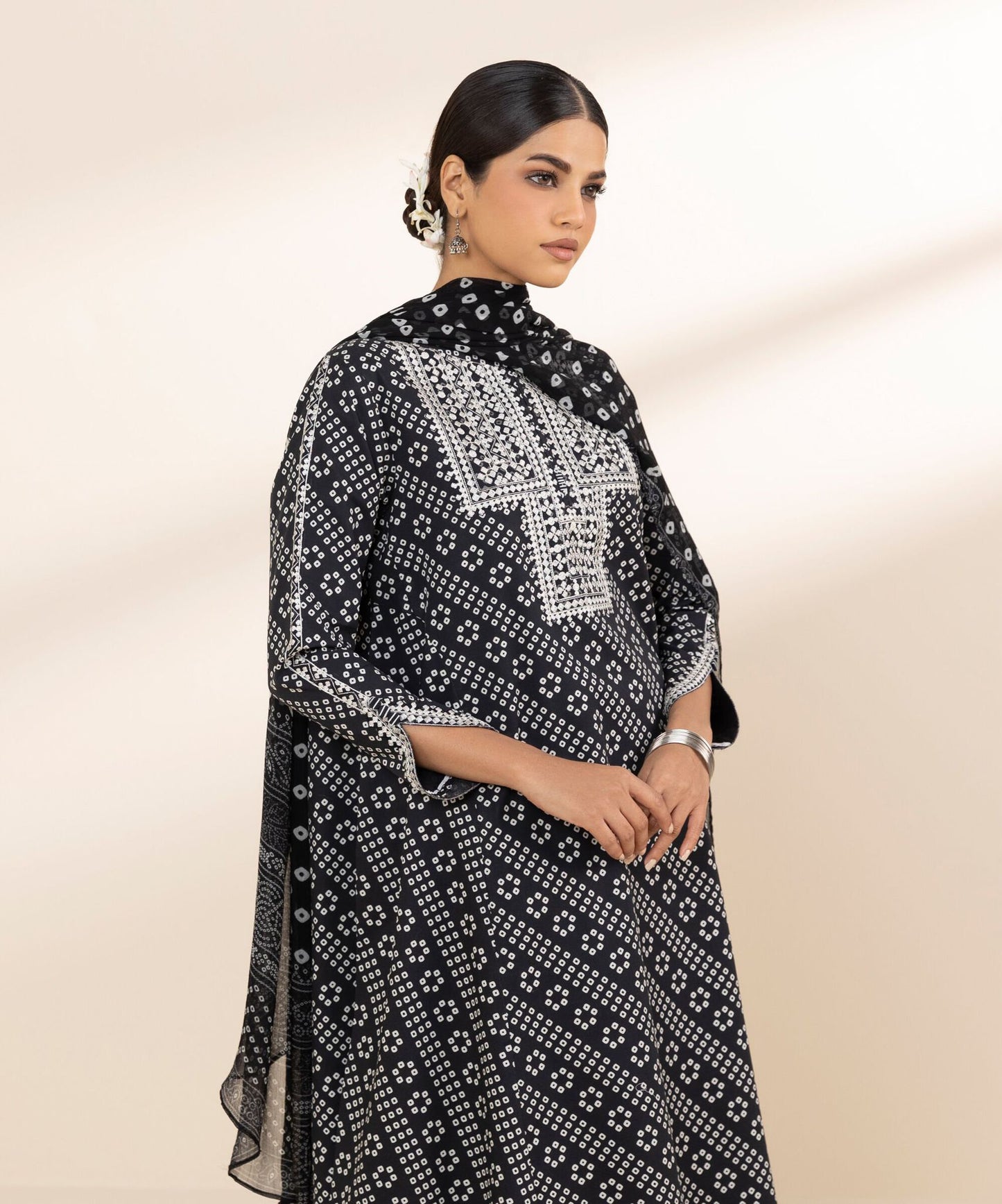 Sapphire Embroided Lawn Three Piece Suit SP-LWN-BLK016