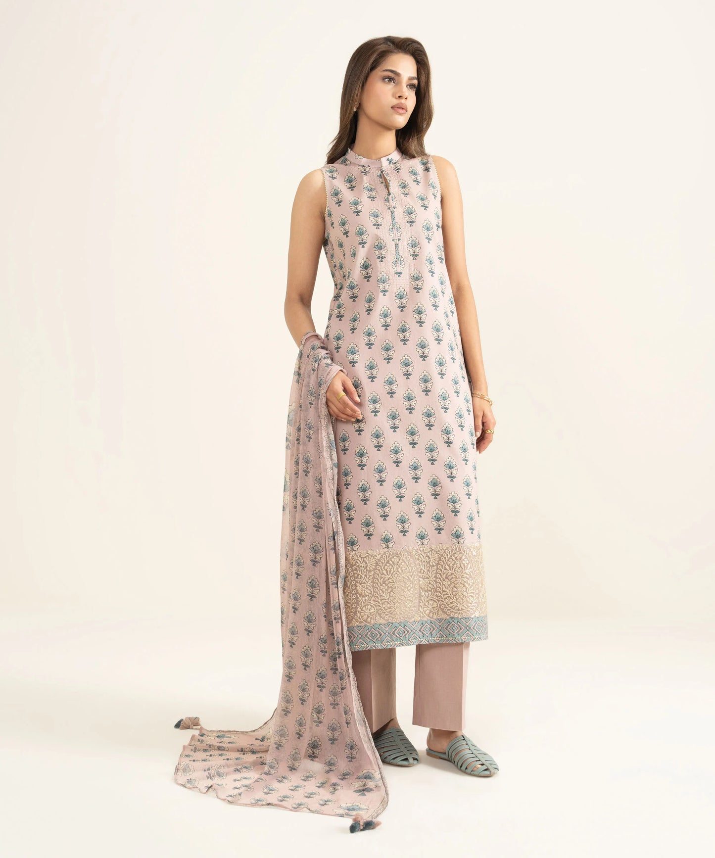 Sapphire Embroidered Lawn Three Piece Suit  SP-LWN-PNK014