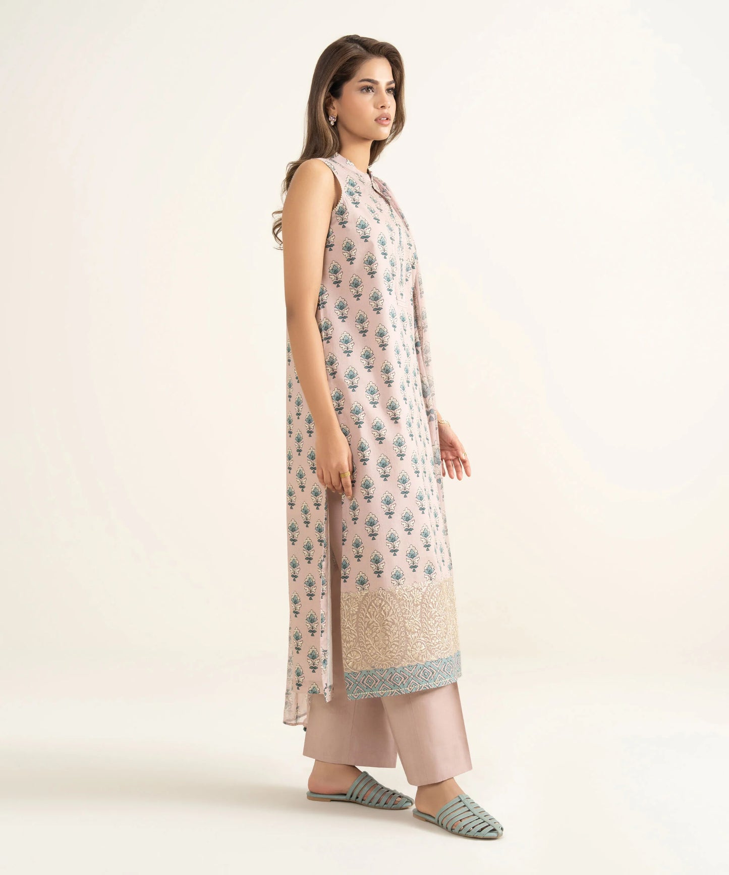 Sapphire Embroidered Lawn Three Piece Suit  SP-LWN-PNK014