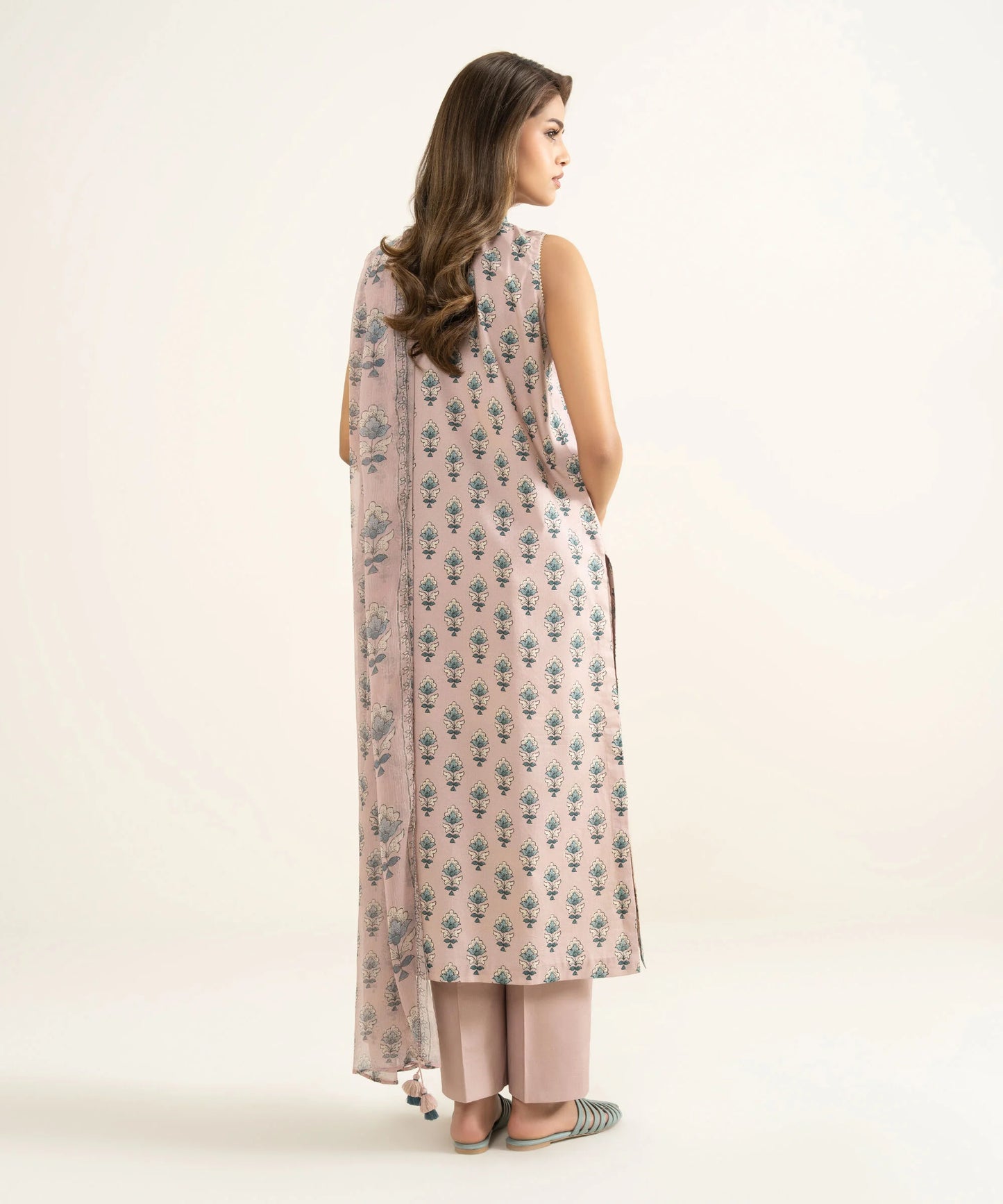 Sapphire Embroidered Lawn Three Piece Suit  SP-LWN-PNK014