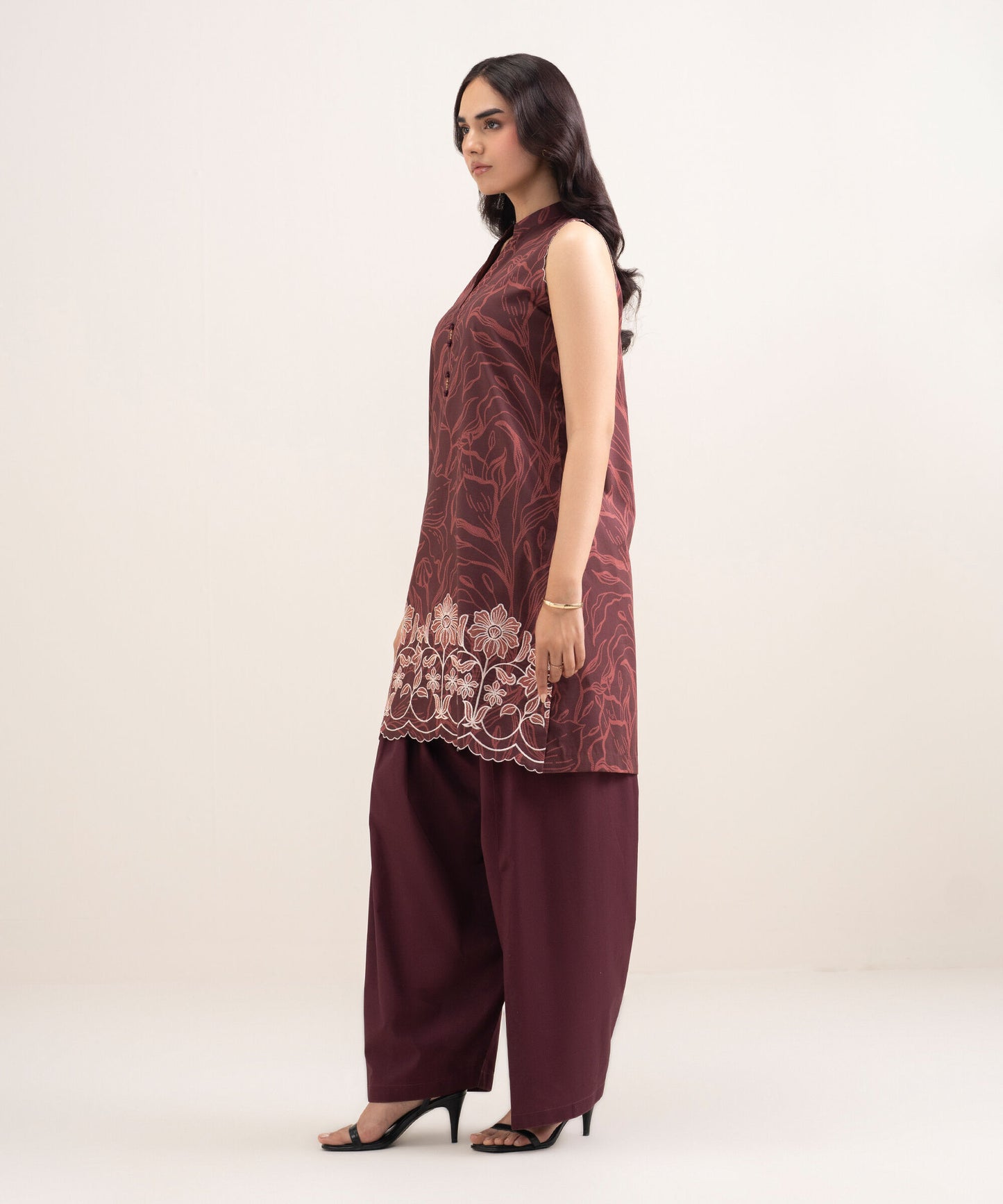 Sapphire Embroidered Lawn Three Piece Suit SP-LWN-RD04