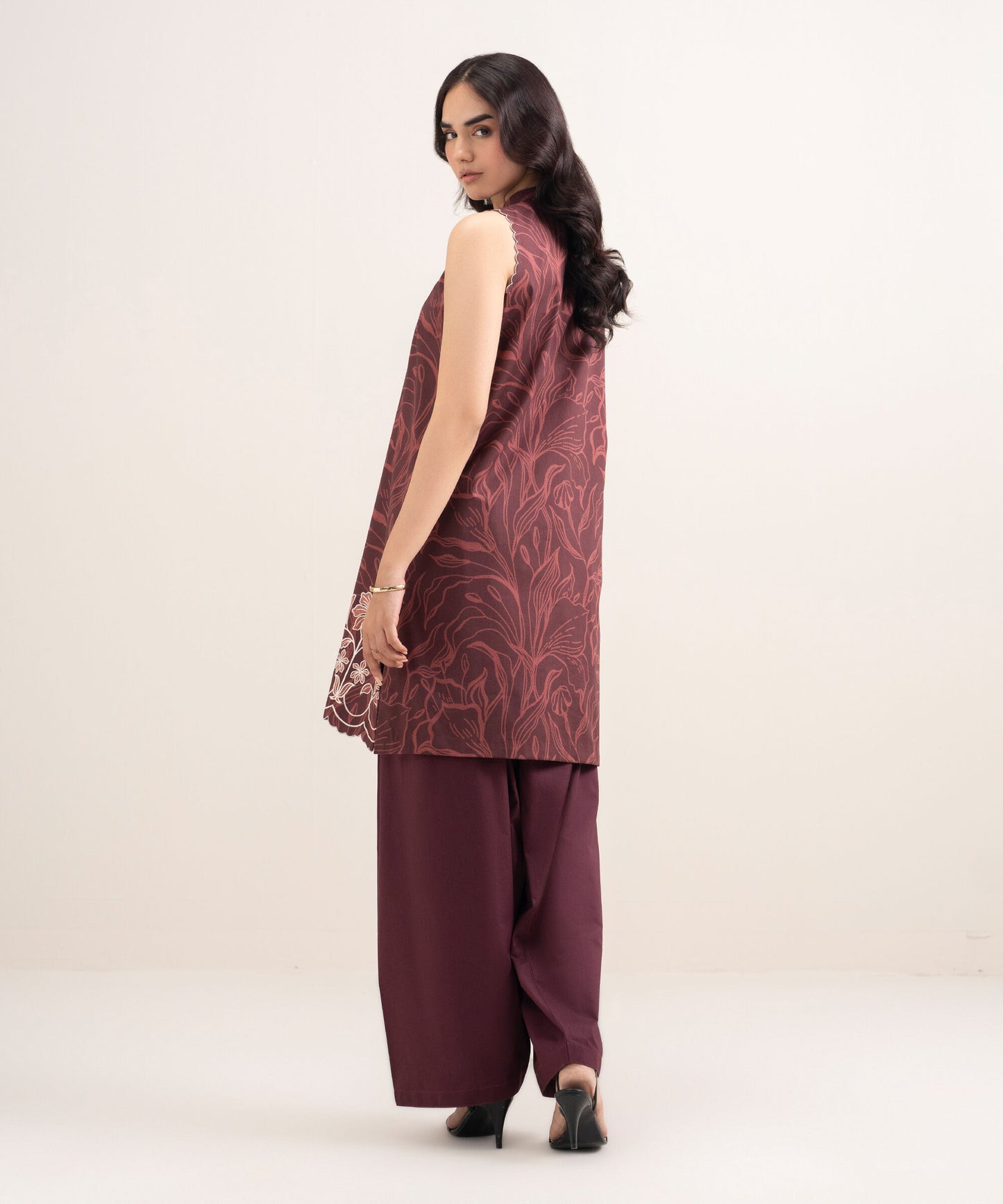 Sapphire Embroidered Lawn Three Piece Suit SP-LWN-RD04
