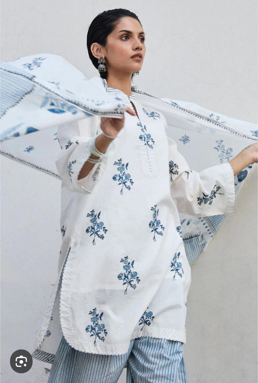 Uznau Lawn Three Piece Suit With Chifoon Dupatta UZ-LWN-BLU017