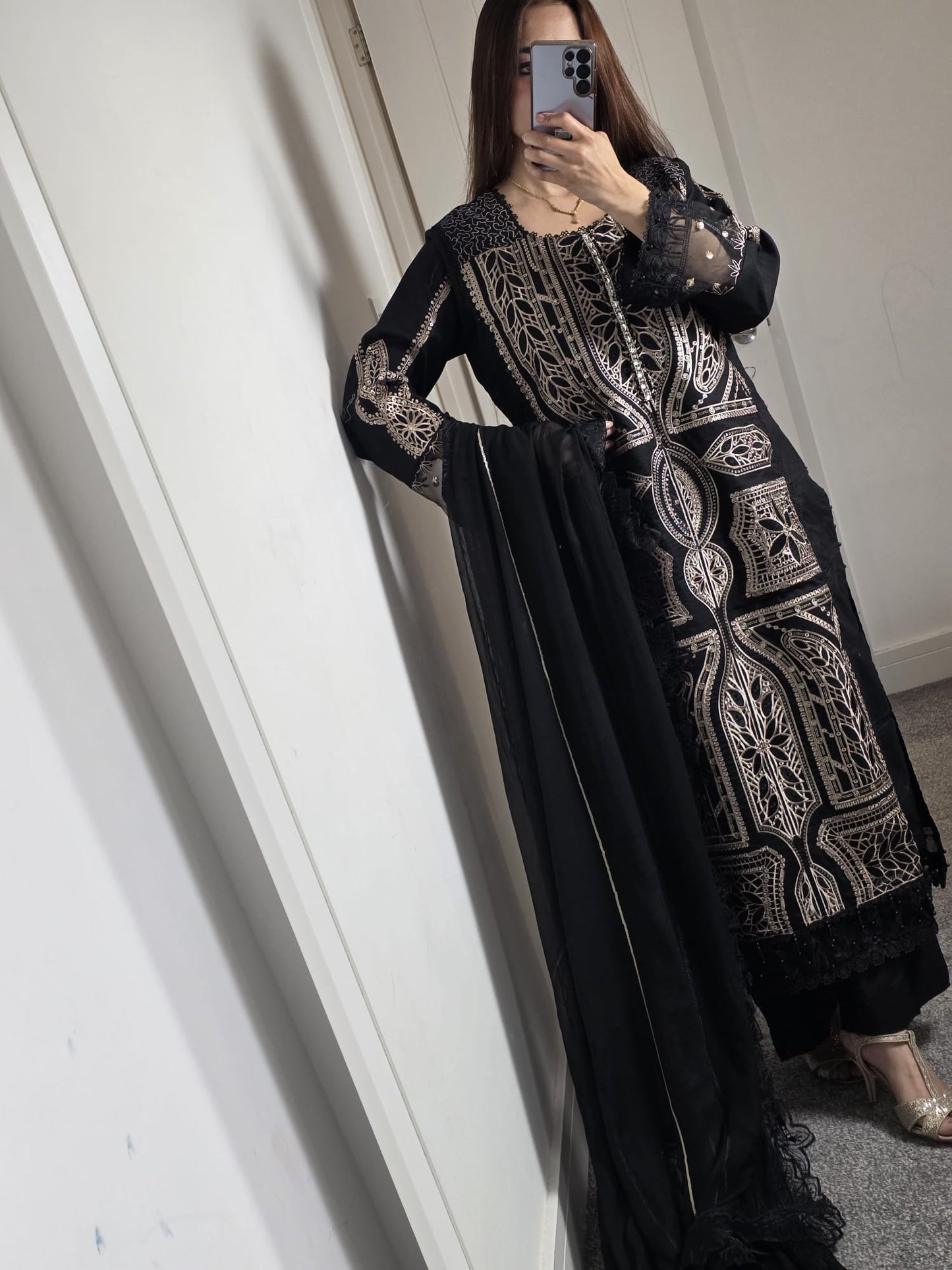 Uznau Embroidered Lawn Three Piece Suit UZ-LWN-BLK026