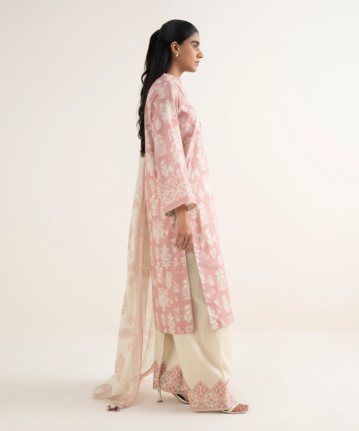 Sapphire Printed Lawn Three Piece Suit With Matchin Dupatta SP-LWN-PNK012