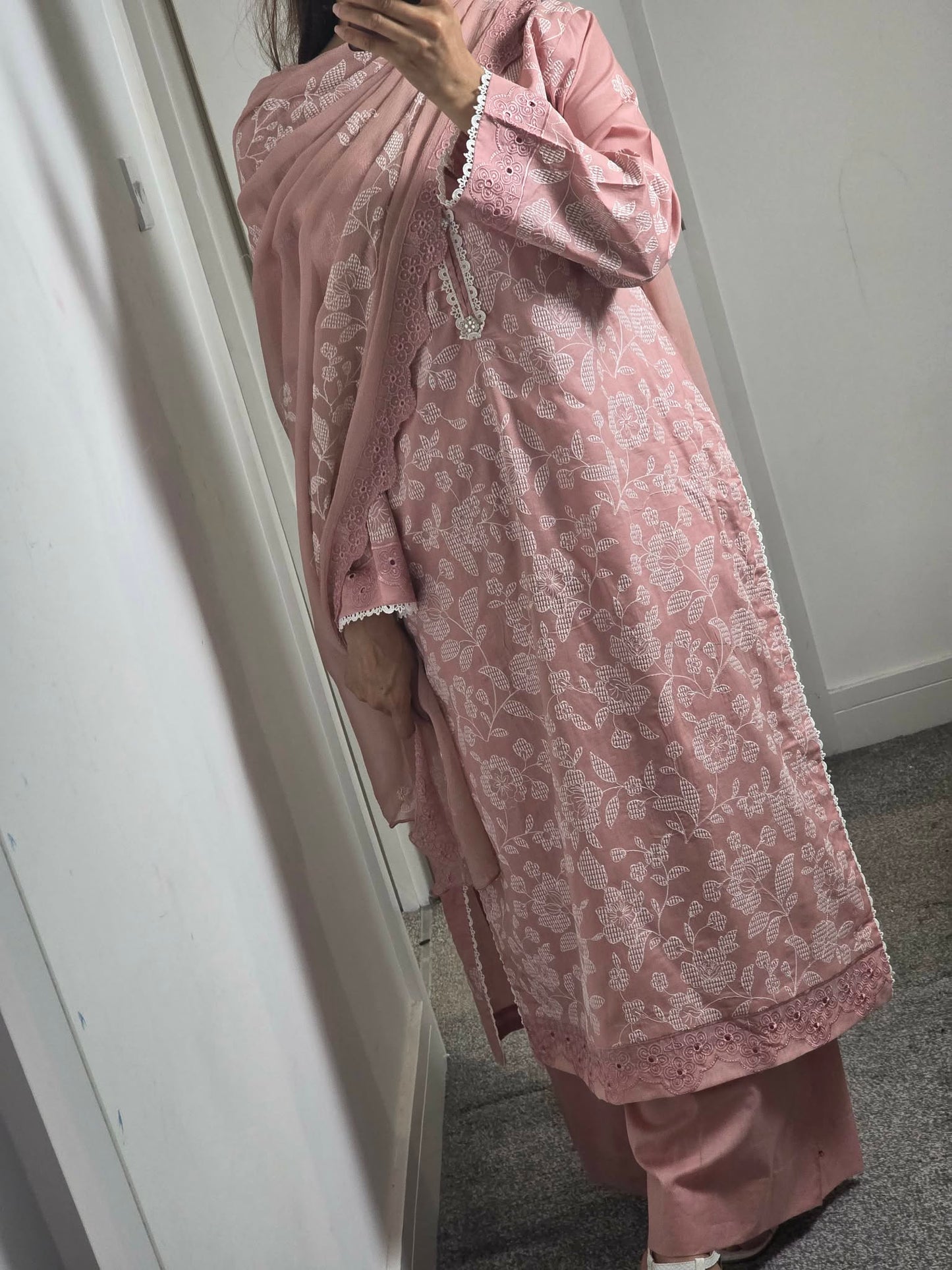 Uznau Embroidered Lawn Three Piece Suit UZ-LWN-PNK022