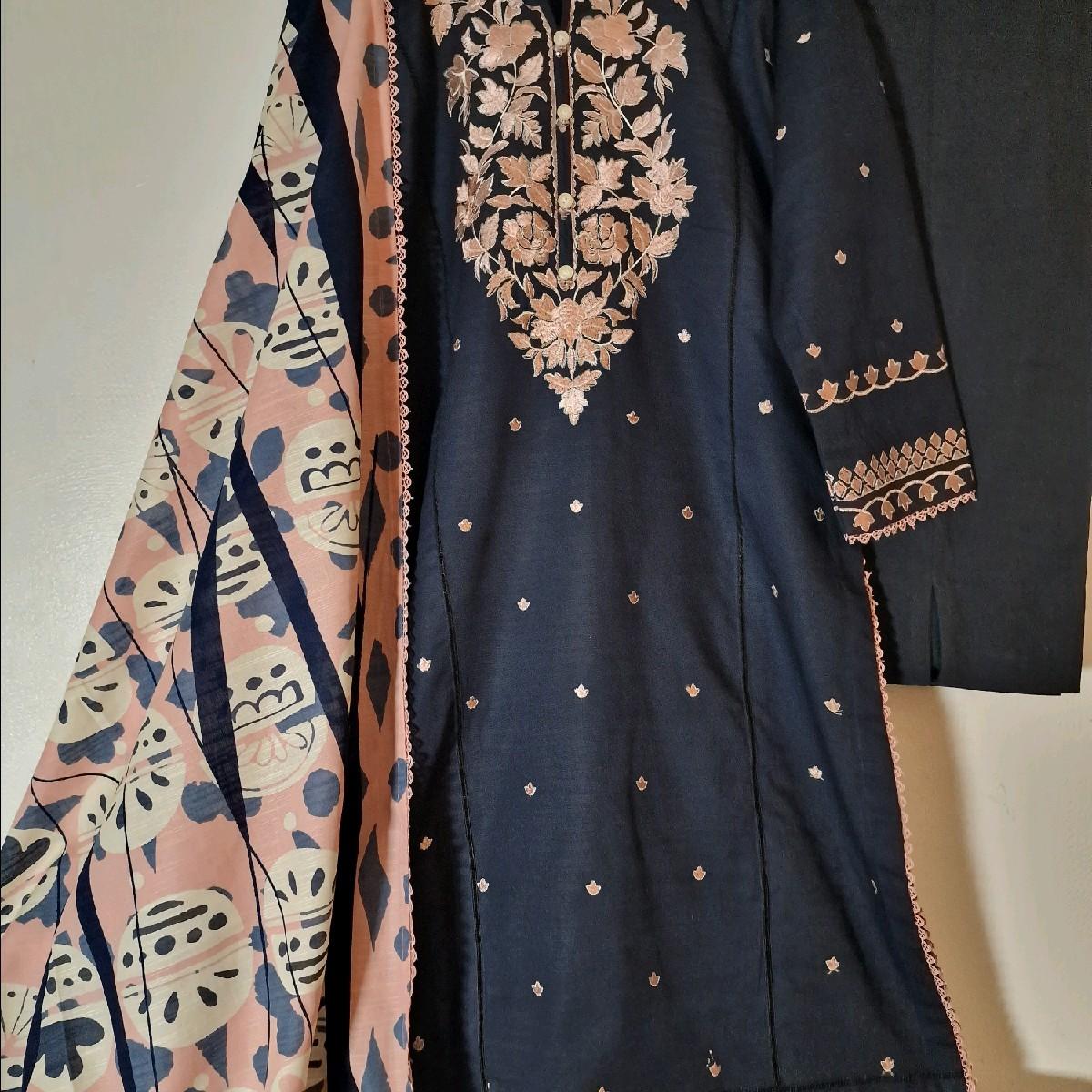 sapphire embroidered khaddar pakistani winter trouser dupatta kameez Floral