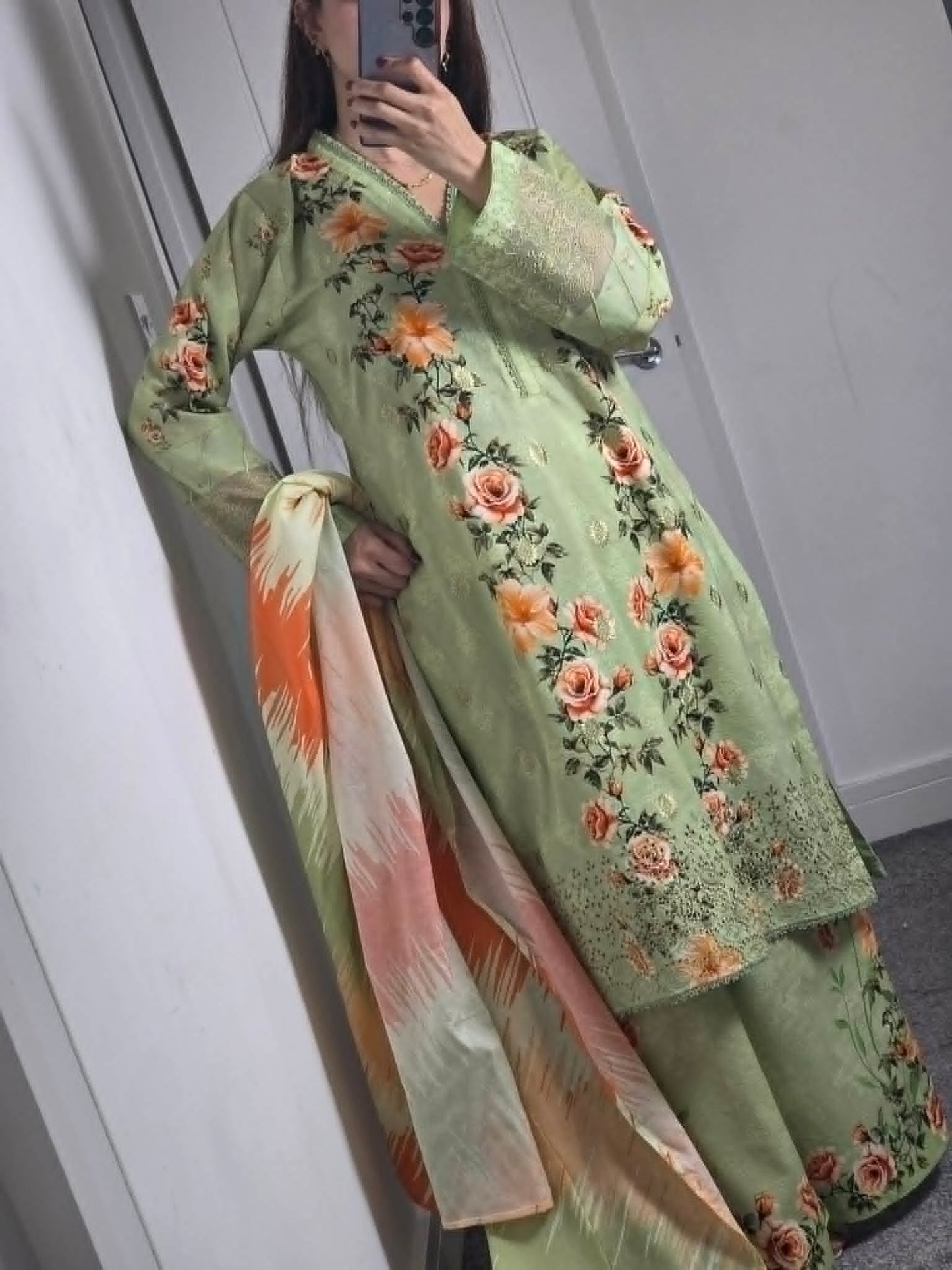 Uznau Embroidered Lawn Three Piece Suit UZ-LWN-GR013
