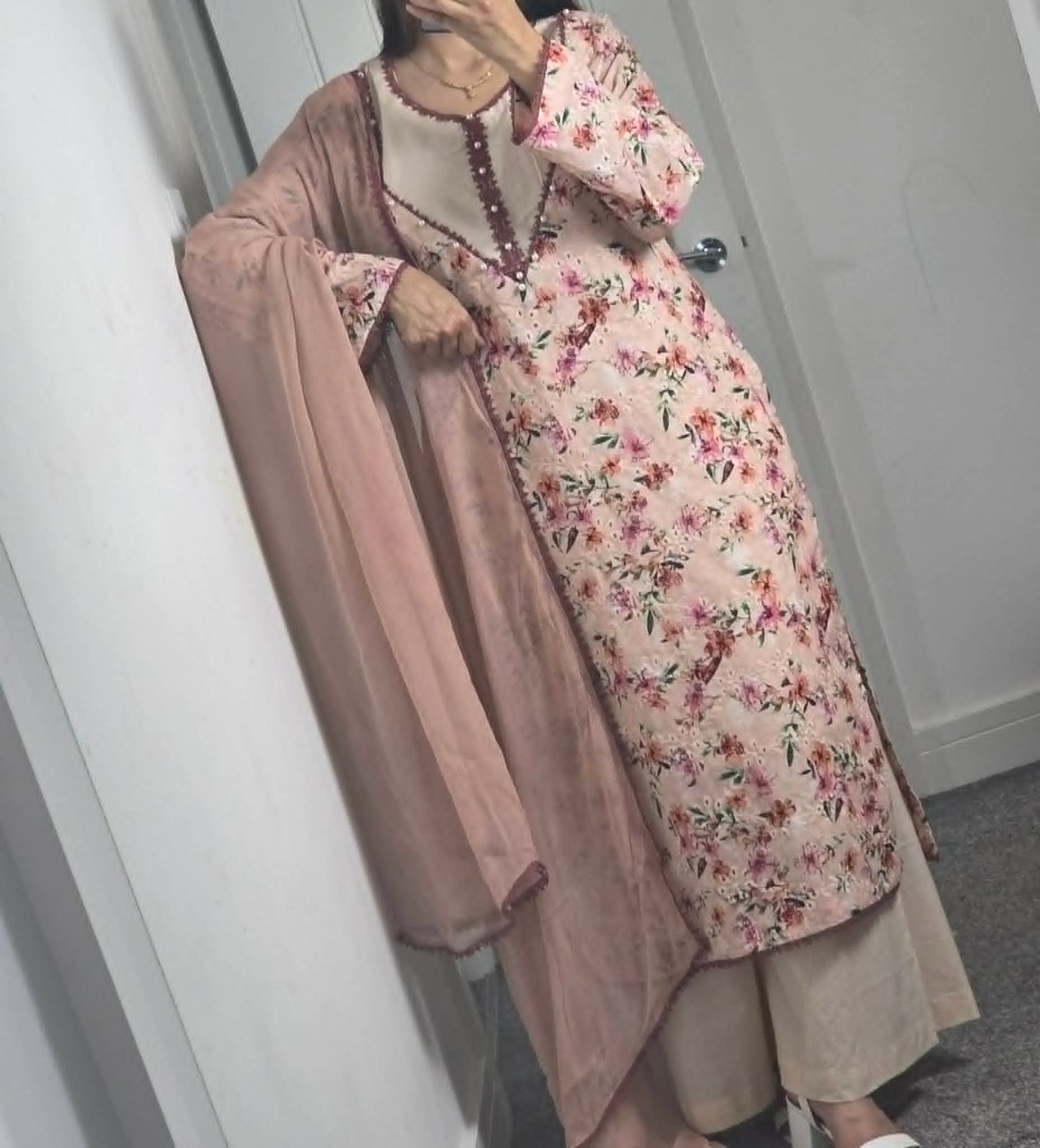 Uznau Embroidered Lawn Three Piece Suit UZ-LWN-PNK020