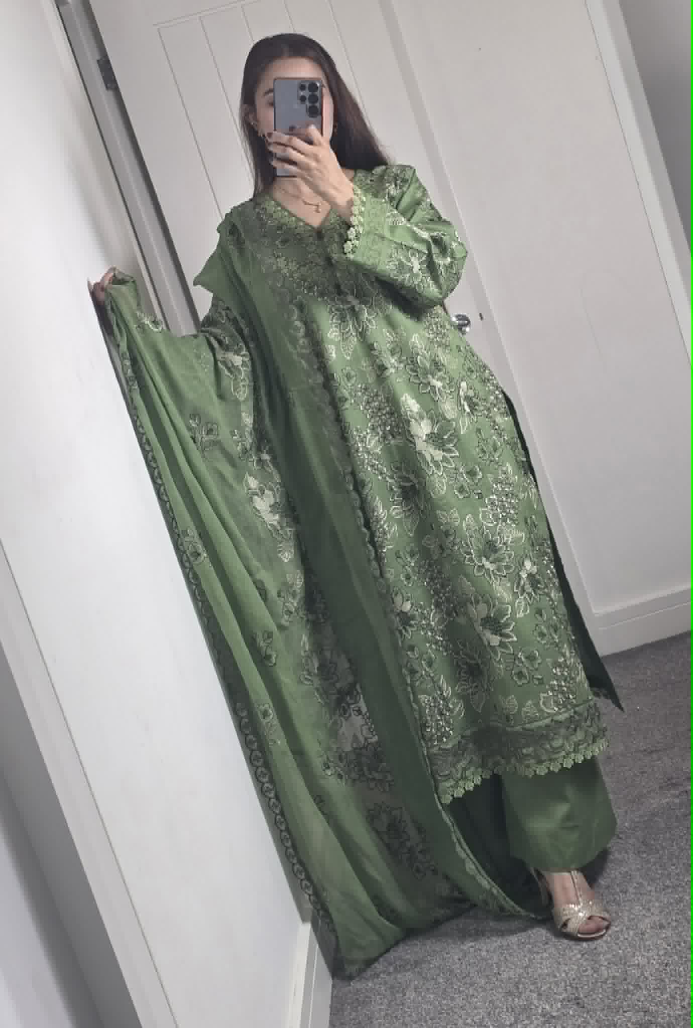 Uznau Embroidered Lawn Three Piece Suit UZ-LWN-GR012