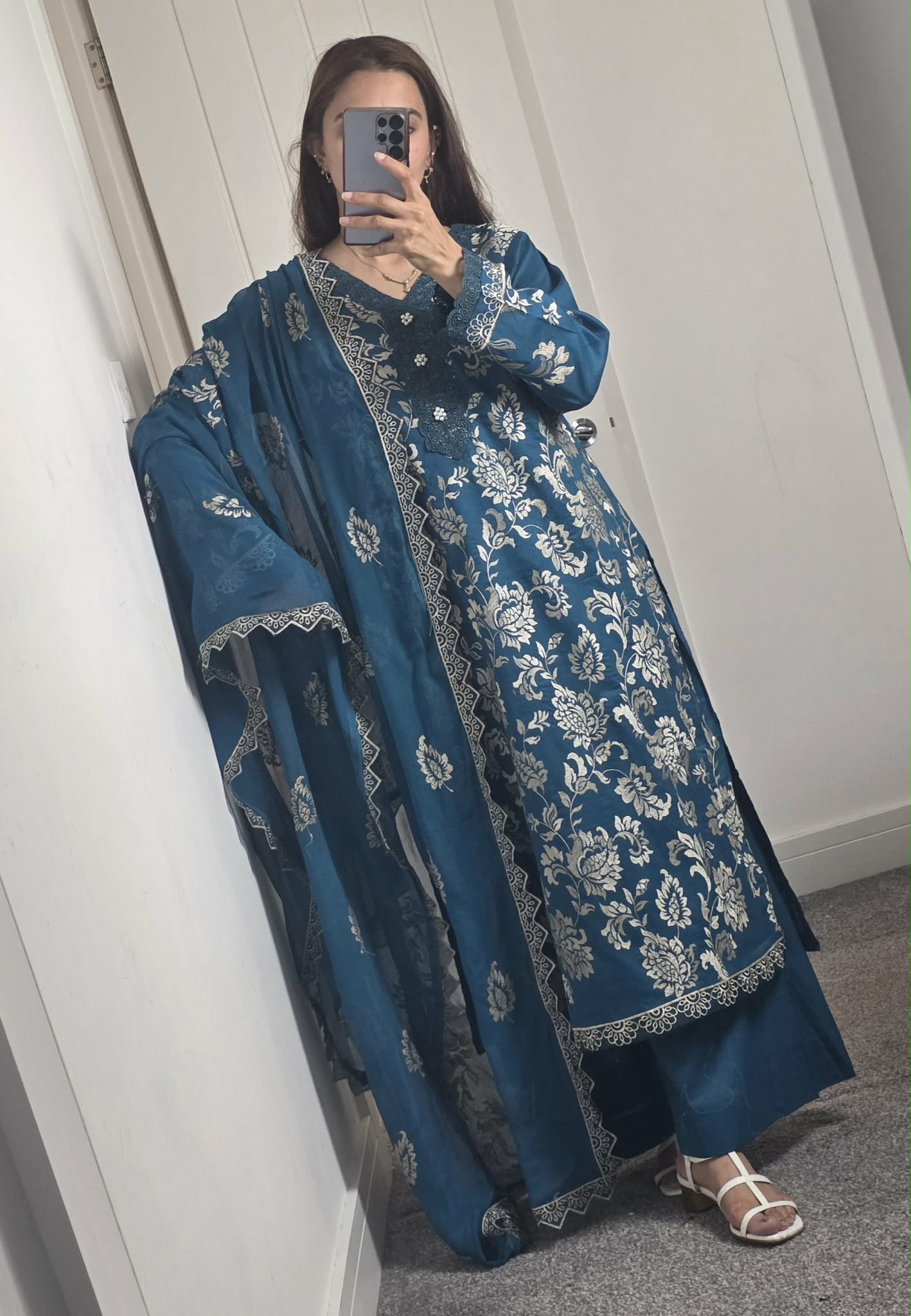 Uznau Embroidered Lawn Three Piece Suit UZ-LWN-BLU025