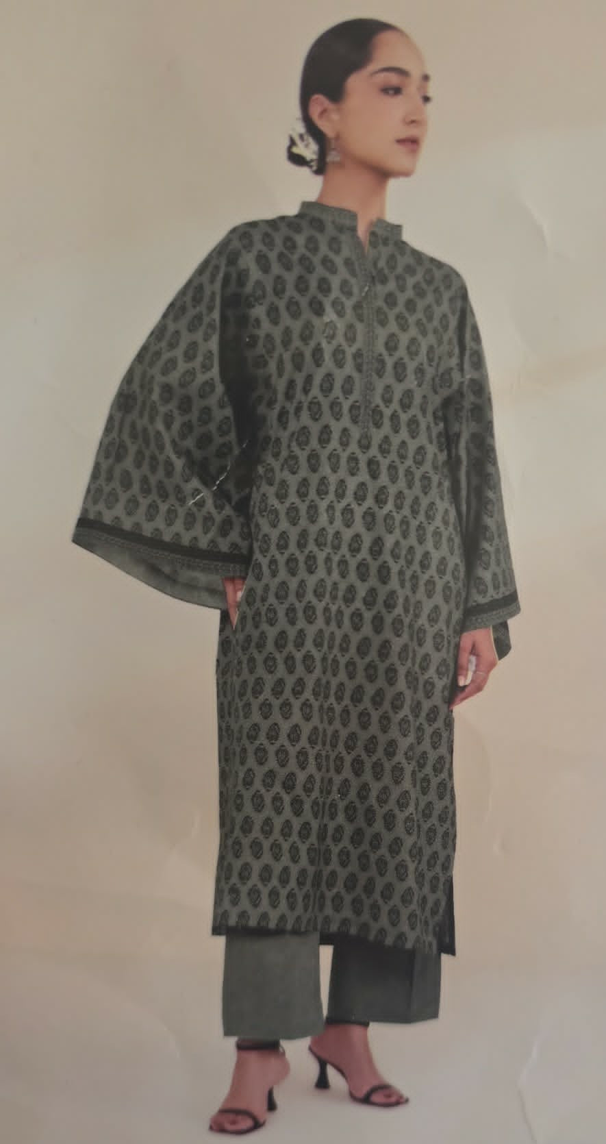 Sapphire Printed Lawn Three Piece Suit SP-LWN-GRY07