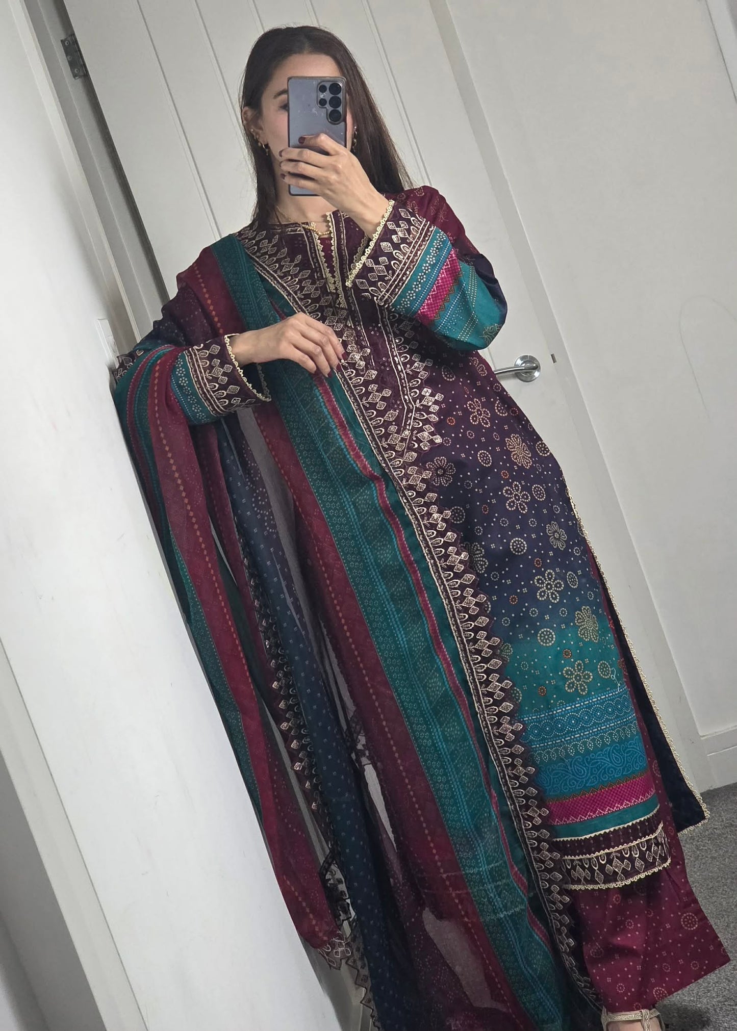 Uznau Embroidered Lawn Three Piece Suit UZ-LWN-RD06