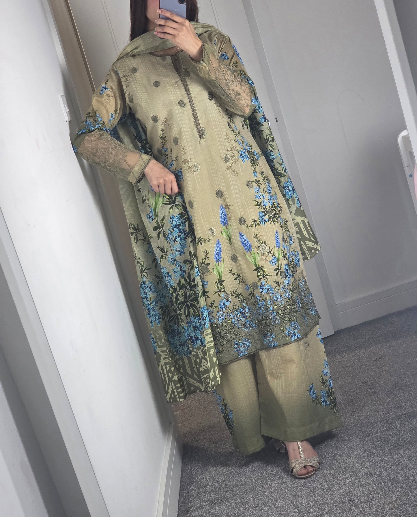 Uznau Embroidered Lawn Three Piece Suit UZ-LWN-FR02